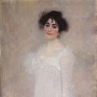 Ich sehe keine Texte. Es ist ein Gemälde einer Frau in einem hellen Kleid, mit dunklem Haar vor einem unscharfen Hintergrund.