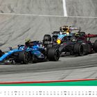 Text: JULI, Kalendertage, GP Spanien (Barcelona). Drei Rennwagen, blau u. schwarz, fahren auf einer Rennstrecke.