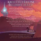 „DEINE ABENTEURERREISE BEGINNT JETZT!“ In einem rot-violetten Himmel segelt unten ein Wikingerboot auf einem ruhigen Meer.