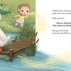„Welch Pech, ich hab meine Brille verlegt!“, quakt eine Gans am Steg. Eine Illustration mit Kind, Ente und Teich.