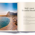 "Italy's most Beautiful Beaches" steht groß. Links eine Küste bei Sonnenuntergang, Sandstrand und ein markanter Berg.