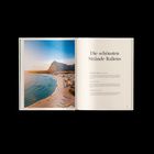 „Die schönsten Strände Italiens.“ Links: Küste mit klarem Wasser, hellem Sand, Gebirge im Hintergrund. Rechtes Layout ist Text.