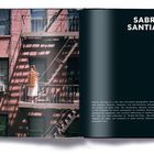"SABRINA SANTIAGO" steht oben rechts. Links eine Frau mit langem Haar auf einem Feuertreppen-Balkon, Ziegelwand im Hintergrund.