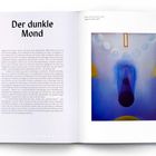 „Der dunkle Mond“, Seite voller Text über eine automatische Maltechnik, rechts ein Gemälde in Blautönen mit geometrischen Formen.