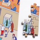 Illustration eines Museums mit Besuchern, Exponaten und einem ägyptischen Wandbild. Ein Puzzlestück liegt daneben.