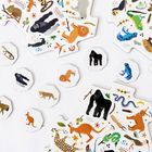 Illustration zeigt bunte Tierzeichnungen auf Puzzle-Stücken und kleinen runden Plättchen.