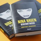 "NINA HAGEN BEKENNTNISSE ERWEITERTE NEUAUSGABE bene!" auf schwarzem Buchcover mit Nahaufnahme eines Gesichts.
