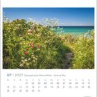 07 | 2027 Ostseeküste Wind und Wellen – Sand und Meer. Kalender mit Strand und blühenden Büschen.