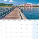 Kalender für Juli 2027, mit Strandmotiv auf Rügen, Steg zum Wasser, blauer Himmel mit Wolken.