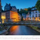 Kalenderblatt für Juli 2027, zeigt eine malerische Abendstimmung mit historischer Architektur, Brücke und Fluss.