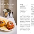 Desserts im Winter: Bratapfel mit Vanillesauce. Rezept für Bratäpfel und Vanillesauce, inklusive Zutaten und Zubereitung. Links Bratäpfel mit Vanillesauce auf einem Teller, im Hintergrund ein silberner Krug.
