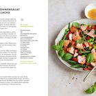 ZWEIERLEI BOHNENSALAT MIT STREMELLACHS. Eine Schüssel mit grünem und rotem Salat, Lachs und Basilikum. Links steht das Rezept.