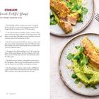 "SESAMLACHS mit Avocado-Kartoffel-Stampf. Zubereitung: 30 MIN. Links Rezept, rechts Teller mit Lachs und grünem Stampf."