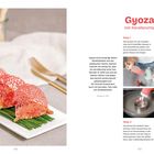 Gyoza mit Korallenchip. Vier Schritte mit Bildern zur Zubereitung. Links: Drei Gyoza auf Schnittlauch, dekoriert mit Chips.
