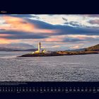 03 März. Ein Leuchtturm auf einer kleinen Insel unter dramatischen Wolken im Licht des Sonnenuntergangs. Kalenderansicht.