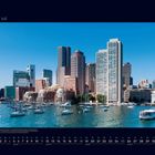 07 Juli. 

Kalenderansicht mit Stadtansicht von Boston, viele Segelboote im Wasser, moderne Hochhäuser im Hintergrund.