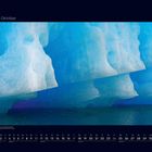 10 Oktober, Kalenderansicht: Ein großer blauer Eisberg über dem Meer.