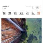 Februar KW 8, 22-28, Montag-Sonntag, 2027. Kalenderansicht. Foto eines Wasserfalls über Felsen und Wald, Salto Ángel, Venezuela.
