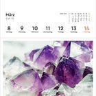 März KW 10. 8 Montag bis 14 Sonntag, Kalenderansicht. Unten violette Amethystkristalle.