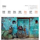 März, KW 12, 22-28. Karfreitag am 26. Fahrrad vor türkisfarbener Wand in Rajasthan, Indien.