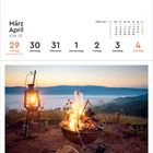 März April KW 13: 29 Montag, 30 Dienstag, 31 Mittwoch. Lagerfeuer und Laterne bei Sonnenuntergang in einer Berglandschaft.