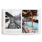 "Tsuru No Yu Onsen, Semboku, Japan. Ancient Healing Hot Springs in Japan's Mountains." Links: schneebedeckte Landschaft mit Bach. Rechts: heißen Quellen mit Holzdach.