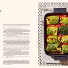 "Holubky (Wirsingrouladen mit Hackfleischfüllung)" neben Wirsingrouladen in Tomatensauce in einer schwarzen Auflaufform.