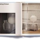 "The Making Mindset" und "PHOTO ESSAY" sind die Haupttexte. Links: Drahtmodell und Lampe, rechts: Lampe in Werkstattumgebung.