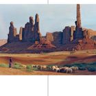 1950. Eine Familie beobachtet eine Frau mit Schafen in einer Wüstenlandschaft, im Hintergrund beeindruckende Felsformationen.