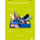 "KÖNNT IHR NICHT AUFRÄUMEN?" oben, darunter Bilder von Spielsachen und Haushaltsgegenständen in einem blauen Behälter.
