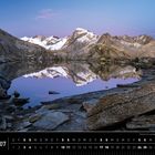 Text: "Galenstock spiegelt sich im Bergsee [Schweiz]", "Alpen 07". Berglandschaft mit See, Berge spiegeln sich im Wasser.