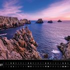 Text: "Bretagne 07", "Die Pointe Penhir mit den Inseln Tas de Pois, Crozon Halbinsel, Finistère". 

Klippige Küste bei Sonnenuntergang.