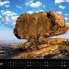 Irland 07. Die Karstlandschaft des Burren, County Clare. Ein großer, ausgewogener Felsen unter blauem, bewölkten Himmel.