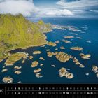 "Lofoten 07" steht oben, darunter eine Kalenderübersicht. Zu sehen sind grüne Berge und kleine Inseln im blauen Meer.