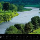„Der Fluss Spey bei Aberlour, Speyside.“ Landschaft mit grünem Feld, Fluss in der Mitte, Bäume, Juli-Kalender.