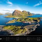 Vesterålen, Norwegen. Kalenderseite für Juli. Luftaufnahme einer Küste mit Bergen, Meer, Hafen, und verstreuten Gebäuden.