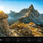"Südtirol 07" steht oben, "Drei-Zinnen-Hütte" unten. Ein Bergpanorama mit Sonnenschein und Berghütte darunter.