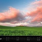 Toskana 07. Landgut mit Zypressen im Val d'Orcia. Grüne Hügel unter rosa Wolken. Kalender mit Datumsangaben.