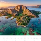 "Torghatten, Brønnøysund, Sørna Helgeland". Insel mit markantem Berg und türkisem Wasser, stimmungsvolle Abendsonne.