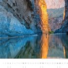 07. Rio Grande im Santa Elena Canyon, Big Bend National Park, Texas. Ein Fluss zwischen steilen Canyonwänden mit spiegelndem Wasser.