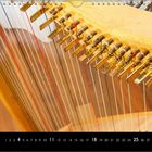 Kalenderdatum unten: 7 mit Zahlen 1-31. Zeigt die Nahaufnahme der Saiten und Mechanik einer Harfe.