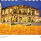 Arena von Verona, Italien. Eine antike, beleuchtete römische Arena im Hintergrund, vorne eine moderne Herzskulptur.