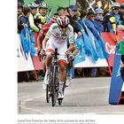 Ein Radrennfahrer in weißem Trikot fährt auf einer Straße. Zuschauer jubeln am Rand, Fahnen wehen.