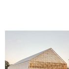Text: "127 Halle communale à Ancy-sur-Moselle." Großes, modernes Gebäude mit Holzstruktur auf einer Wiese. Ein Lieferwagen davor.
