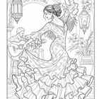 Eine flamenco-tanzende Frau, umgeben von Blumen, Lampen und einem Gitarristen in einem dekorativen Raum.