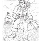 Ein Pirat steht auf einem Felsen am Meer, ein Piratenschiff segelt im Hintergrund, Möwen fliegen, Himmel bewölkt.