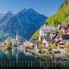 Kalender mit den Daten des Monats. Landschaft von Hallstatt, Österreich, mit See, Kirche und traditionellen Häusern.