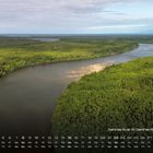 „Daintree River im Daintree Regenwald“ und Monatskalender. Ein Fluss schlängelt sich durch dichten, grünen Regenwald.
