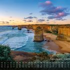 Kalender mit "Twelve Apostles - Great Ocean Road". Küstenlandschaft bei Sonnenuntergang, Felsen im Meer, orange Klippen, blauer Himmel.