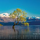 "The Lonely - Lake Wanaka", Kalenderansicht darunter, einsamer Baum im Wasser vor schneebedeckten Bergen.